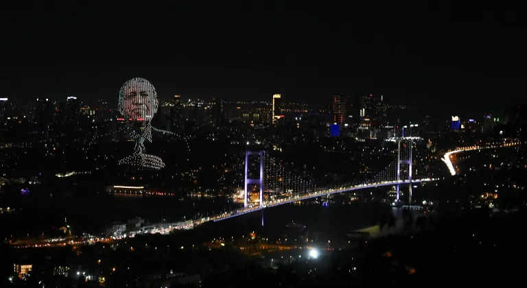 15 Temmuz Şehitler Köprüsü semalarında dronlarla ışık gösterisi yapıldı