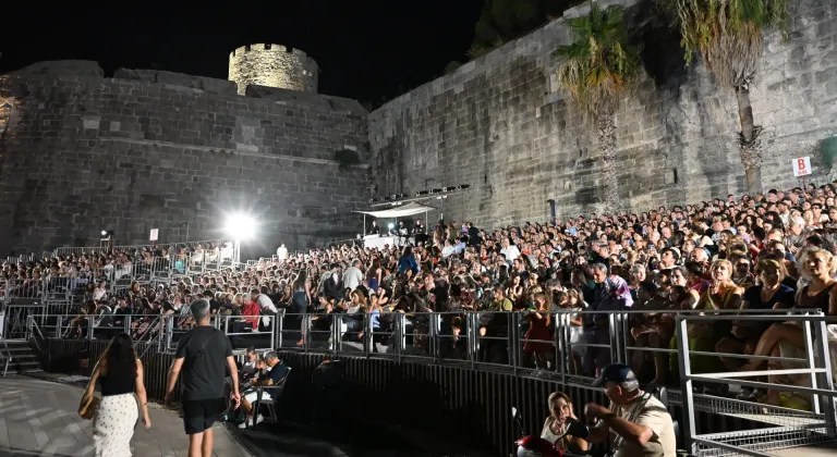 23. Uluslararası Bodrum Bale Festivali "Kuğu Gölü" balesiyle başladı