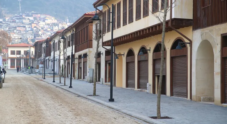 6 ŞUBAT DEPREMLERİNİN ÜÇÜNCÜ YILI - Hatay'da yeniden inşa edilen Uzun Çarşı'daki iş yerlerinin teslimi nisanda başlayacak