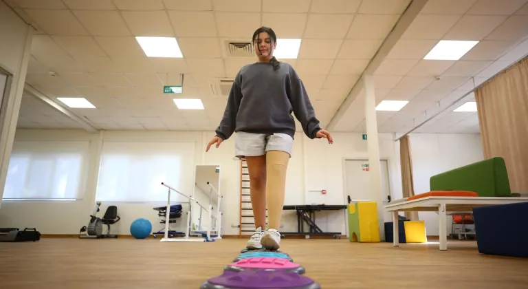 6 ŞUBAT DEPREMLERİNİN ÜÇÜNCÜ YILI - Protezle yürümeye başlayan 13 yaşındaki Melike'nin hayali avukat olmak