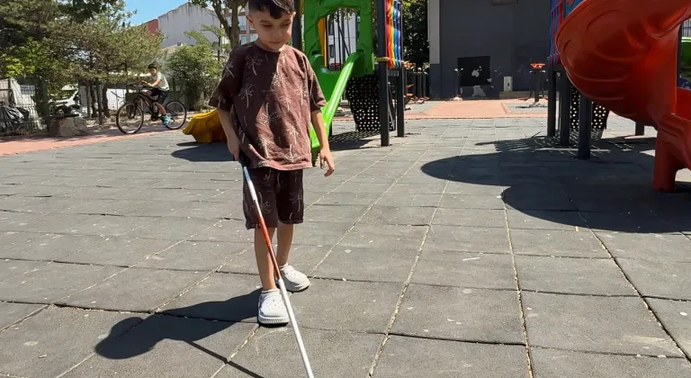 6 yaşındaki görme engelli Toprak, en çok annesini görmek istiyor