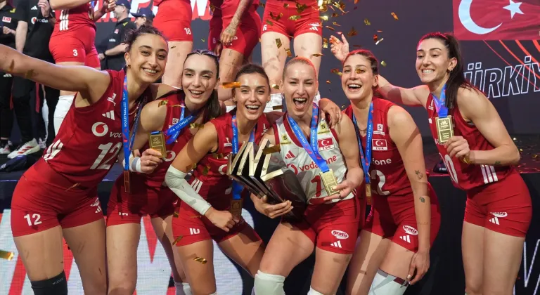 A Milli Kadın Voleybol Takımı kupasını aldı