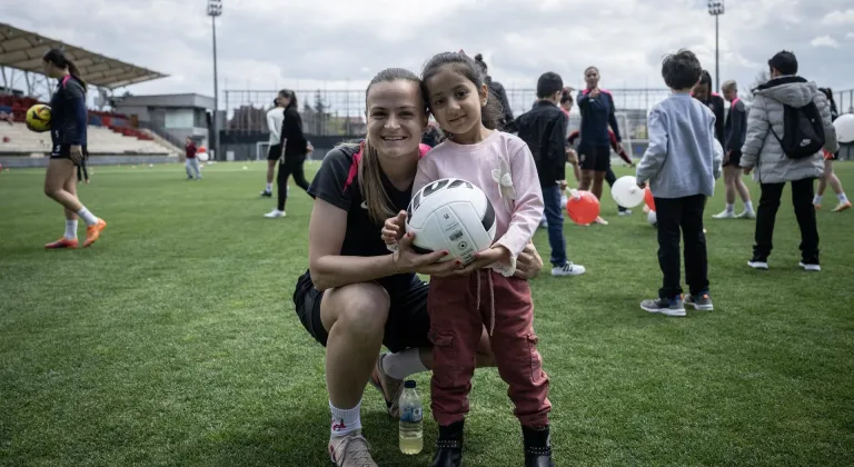 ABB FOMGET'li futbolcular, ihtiyaç sahibi çocuklarla buluştu