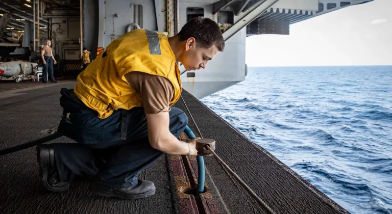 ABD, USS Abraham Lincoln uçak gemisinin Orta Doğu'ya konuşlandığını açıkladı