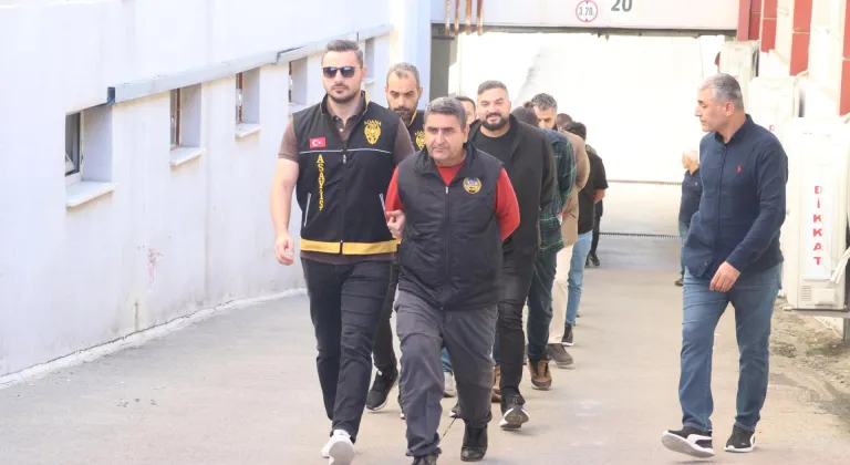 Adana merkezli "kurgu trafik kazası" soruşturmasında gözaltına alınan 87 şüpheli adliyede
