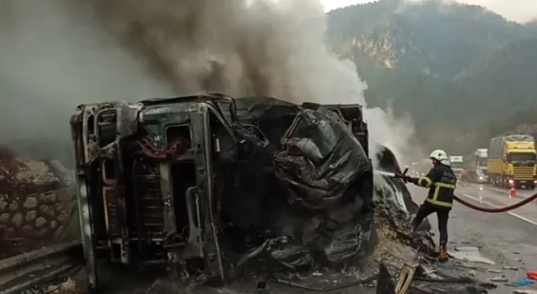 Adana'da 2 tırın çarpıştığı kazada 1 kişi yaralandı