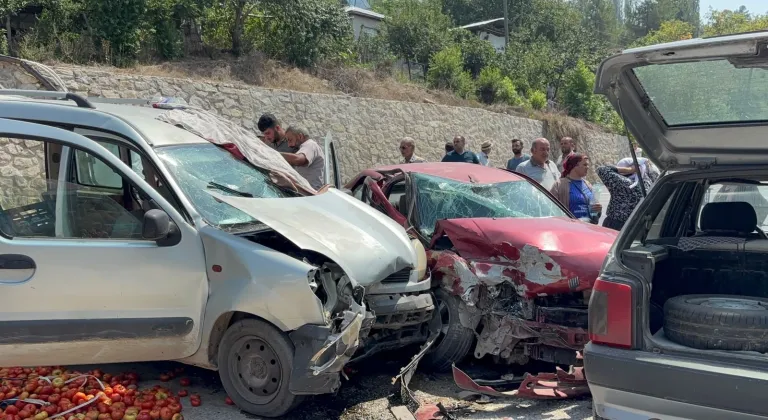 Adana'da 3 aracın karıştığı trafik kazasında 2 kişi yaralandı