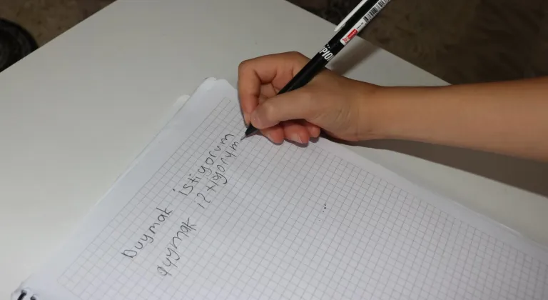 Adana'da biyonik kulağı kırılan çocuk 3 yıldır duymuyor