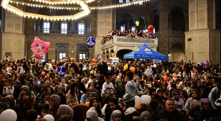 Adana'da çocuklar ve aileleri camide düzenlenen şenlikte ağırlandı