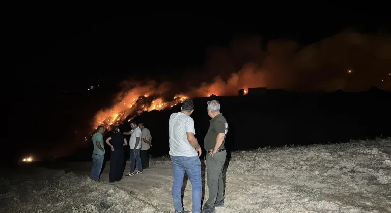 Adana'da çöp ve molozların olduğu alanda çıkan yangın söndürüldü