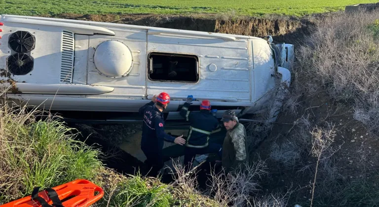 Adana'da dereye düşen öğrenci servisindeki 9 kişi yaralandı