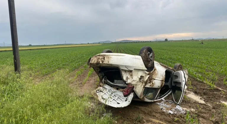 Adana'da devrilen otomobildeki 4 kişi yaralandı