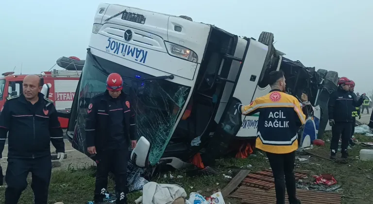 Adana'da devrilen yolcu otobüsünde 2 kişi öldü, 19 kişi yaralandı