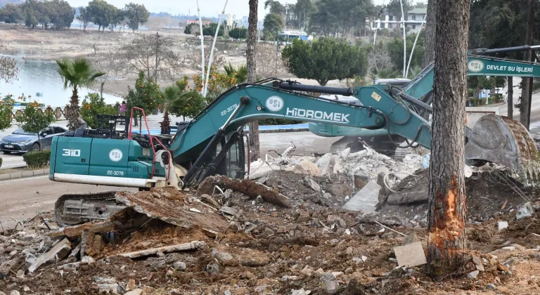 Adana'da göl kıyısındaki kaçak yapıların yıkımı sürüyor