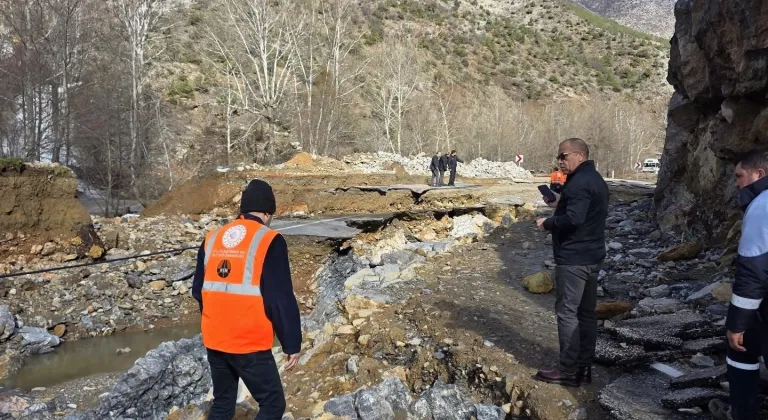 Adana'da heyelan nedeniyle trafiğe kapatılan yolda çalışmalar sürüyor