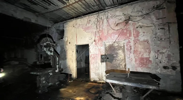 Adana'da mobilya atölyesinde çıkan yangın hasara neden oldu