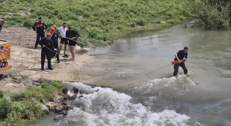 Adana'da nehirden geçmeye çalıştıkları kamyonda mahsur kalan 2 kişiyi itfaiye kurtardı