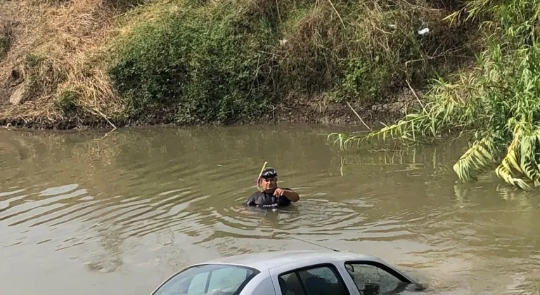 Adana'da nehre düşen otomobilin sürücüsü kendi çabasıyla kurtuldu