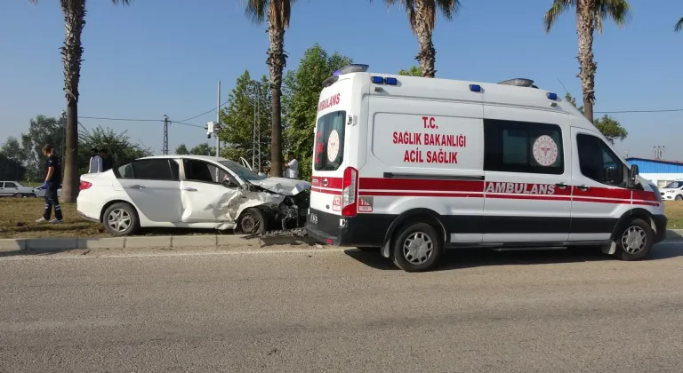 Adana'da otomobilin minibüse çarptığı kazada 1 kişi öldü, 3 kişi yaralandı