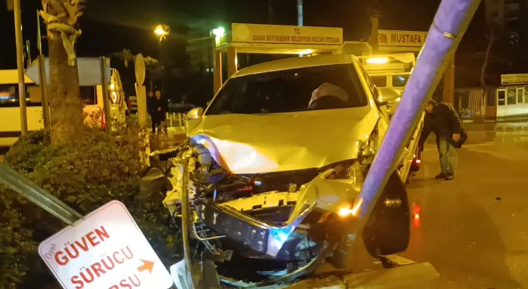 Adana'da otomobille minibüsün çarpışması sonucu 3 kişi yaralandı