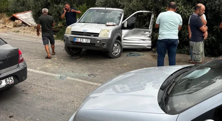 Adana'da panelvanın çarptığı hafif ticari araçtaki 2 kişi yaralandı