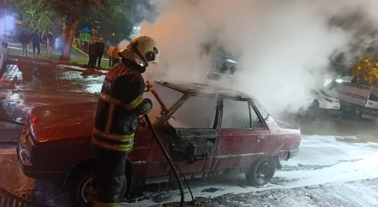 Adana'da park halindeki otomobilde çıkan yangın söndürüldü
