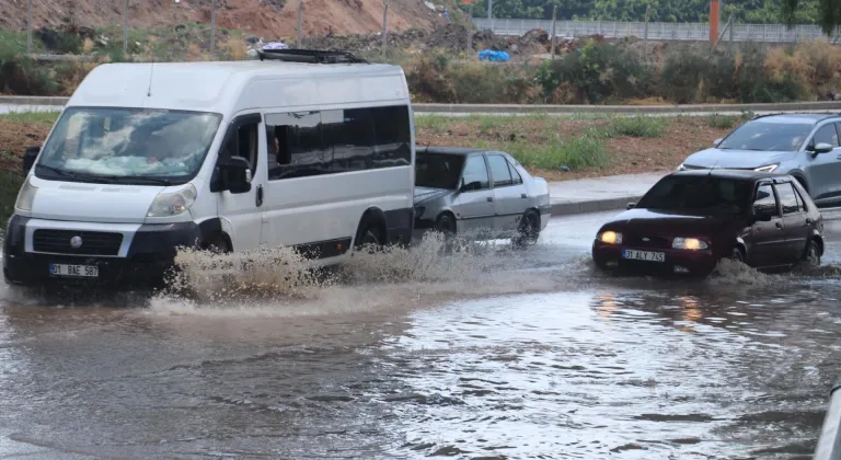 Adana'da sağanak ve şiddetli rüzgar etkili oldu