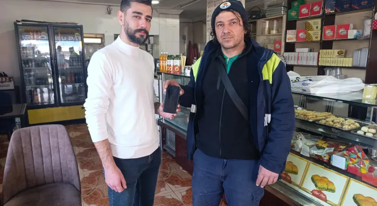 Adana'da temizlik işçisi parkta bulduğu cep telefonunu sahibine ulaştırdı