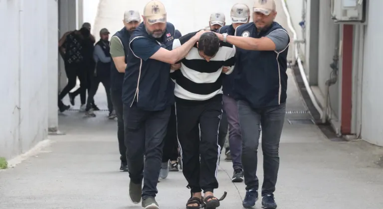 Adana'da terör örgütü DEAŞ'a yönelik operasyonda yakalanan 16 zanlıdan 6'sı tutuklandı