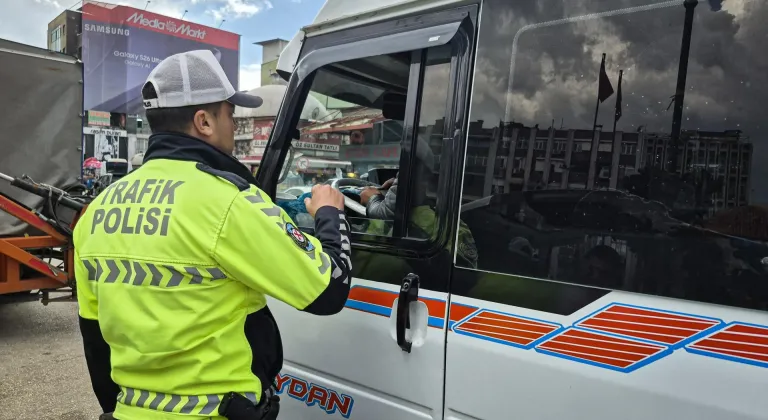 Adana'da trafikteki ihlalleri sivil ekiplerce belirlenen 60 sürücüye para cezası kesildi