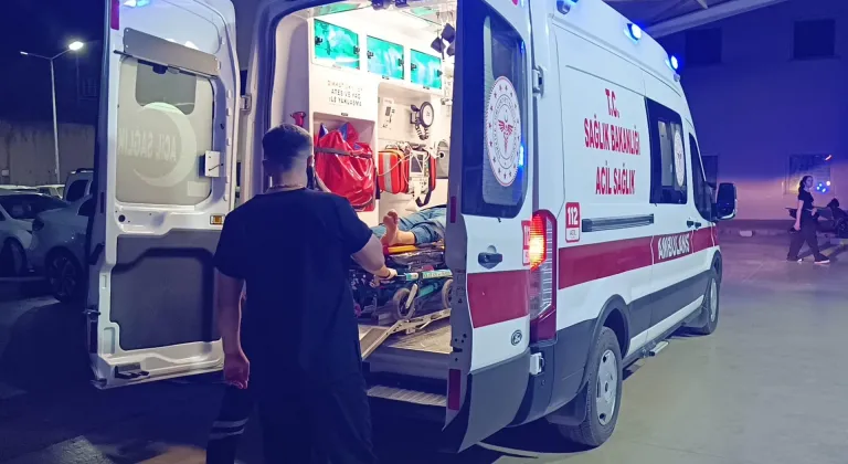 Adana'da üç otomobil çarpıştı, 7 kişi yaralandı