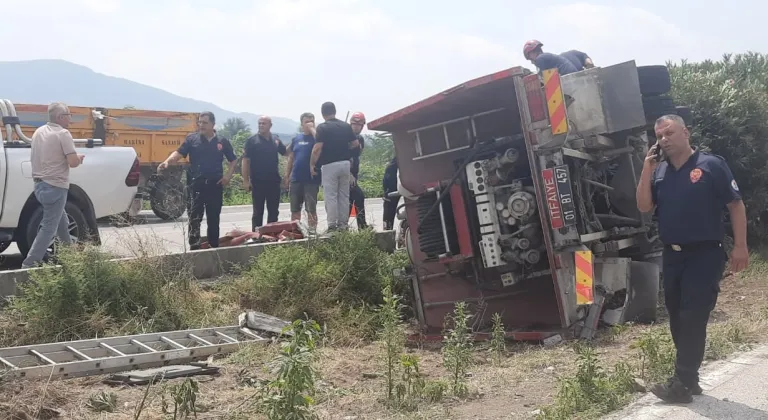 Adana'da yangın ihbarına giden itfaiye aracı devrildi, 3 personel yaralandı