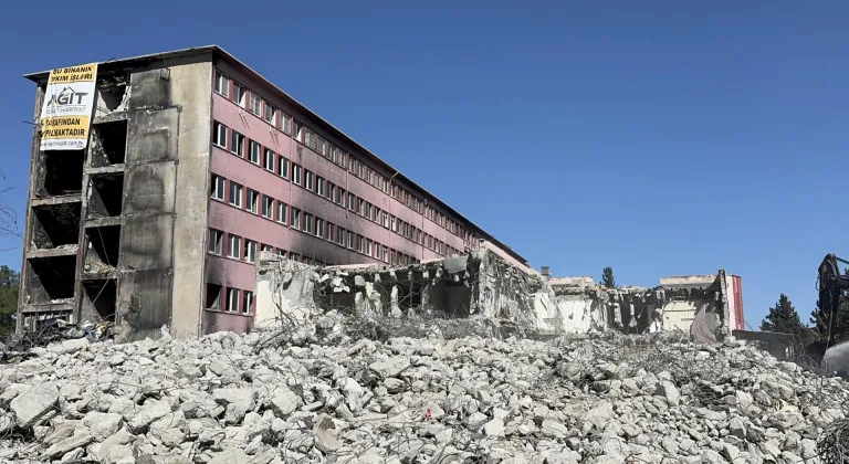 Adana'da yangında zarar gören eski hastane binasının yıkımına başlandı