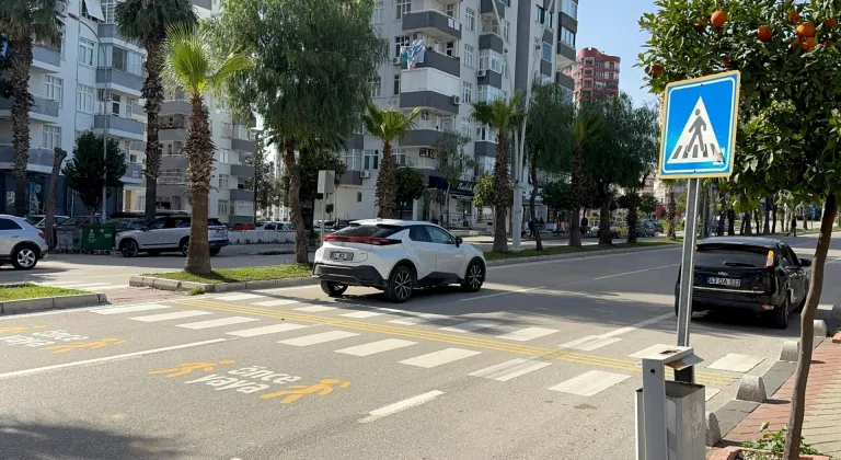 Adana'da yaya geçidinde motosikletin çarptığı bebek arabasındaki bebek hayatını kaybetti