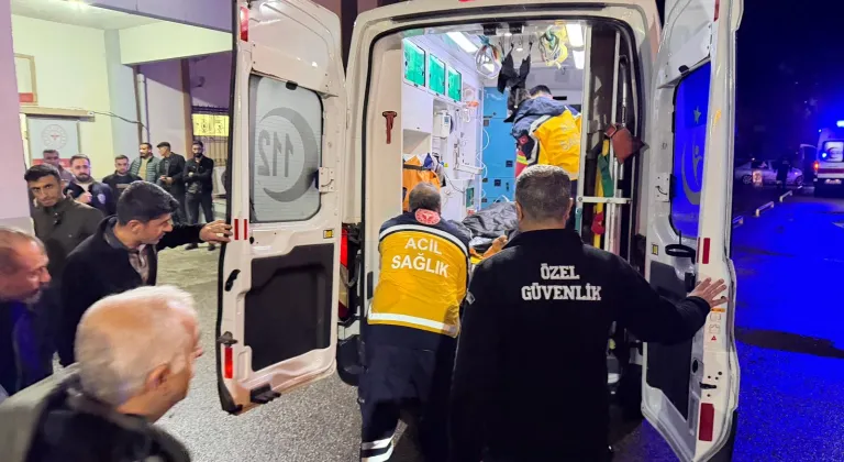 Adıyaman'da dere yatağına devrilen otomobildeki 2'si ağır 5 kişi yaralandı