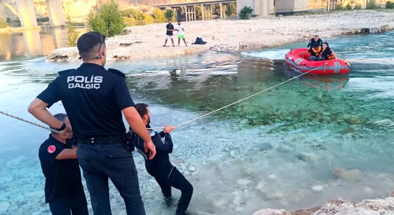 Adıyaman'da Fırat Nehri'nde mahsur kalan 6 kişi kurtarıldı