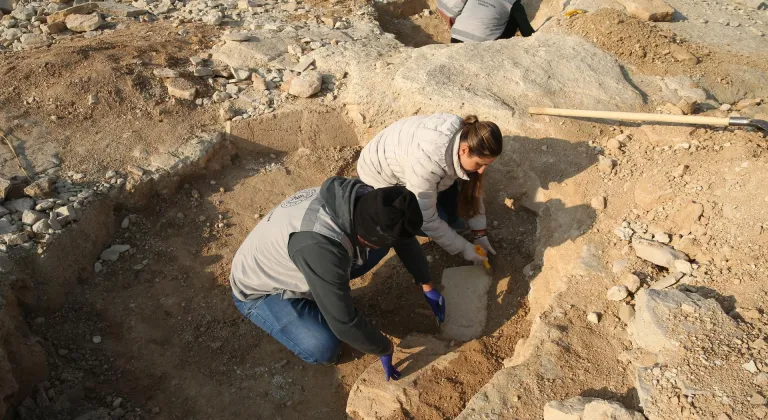 Adıyaman'da Göbeklitepe'deki "T" taşları andıran yapılar bulundu