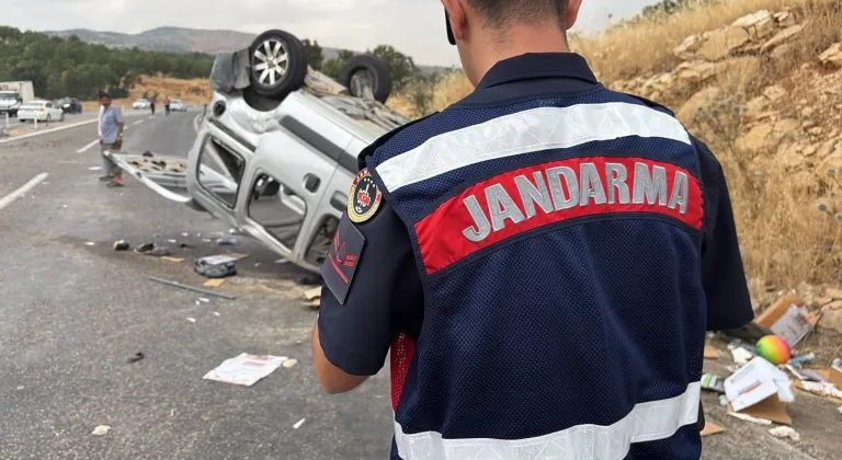 Adıyaman'da otomobil ile hafif ticari araç çarpıştı, 5 kişi yaralandı