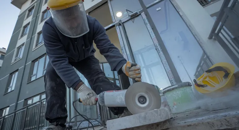 Afetzede işçiler depremzedeleri sıcak yuvaya kavuşturmak için gece gündüz mesai harcıyor