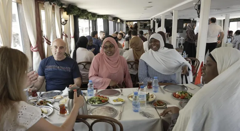 Afrikalı öğrenciler kahvaltılı boğaz turu yaptı