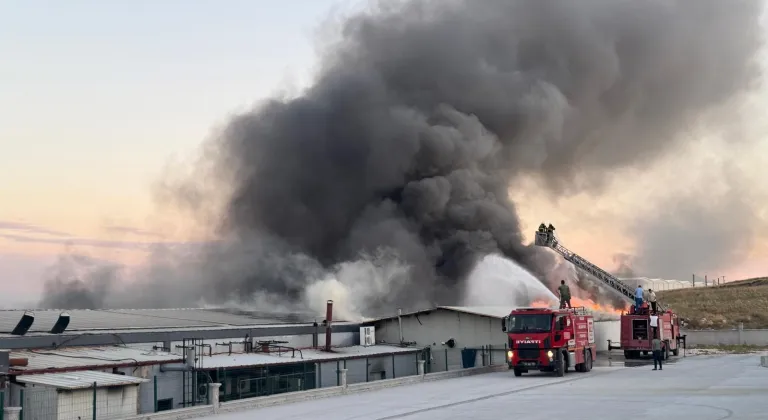 Afyonkarahisar'da fabrikada çıkan yangına müdahale ediliyor