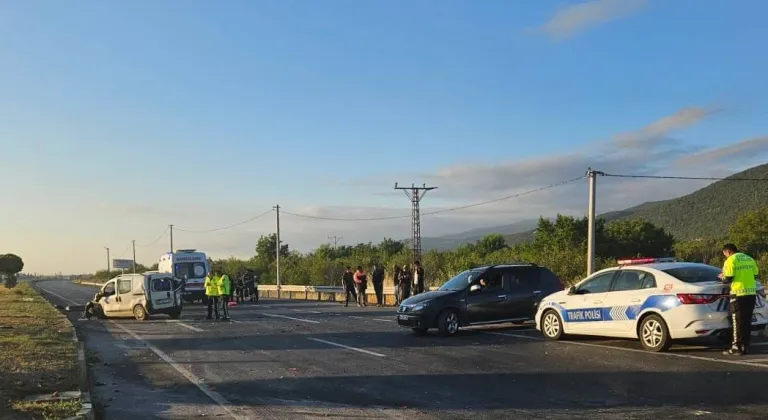 Afyonkarahisar'da iki hafif ticari araç çarpıştı, 1 kişi öldü, 5 kişi yaralandı