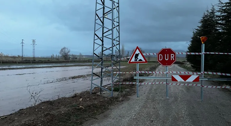 Afyonkarahisar'da sağanak nedeniyle dere yatağında çöküntü oluştu