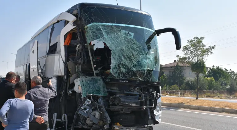 Afyonkarahisar'da yolcu otobüsü kamyonete çarptı, 1 kişi öldü, 15 kişi yaralandı