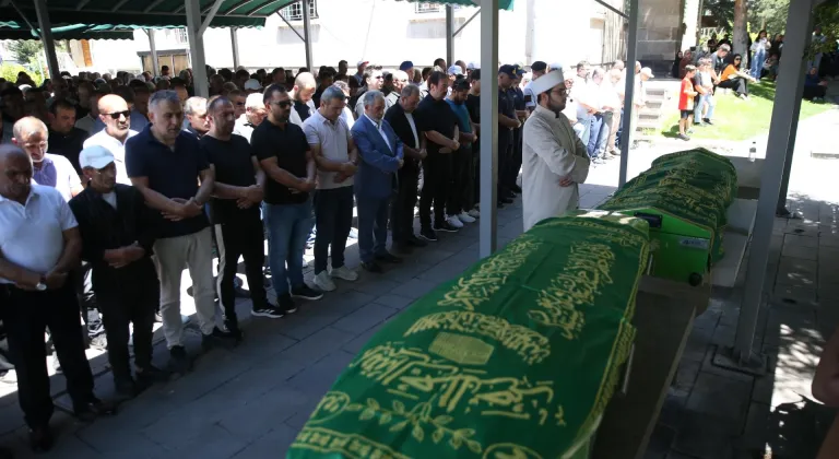 Afyonkarahisar'daki trafik kazasında ölen anne ve bebeği Kayseri'de toprağa verildi