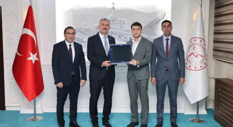 Ağrı Valisi Önder Bozkurt, genç gönüllüyü kabul edip Ahi Sancağı Plaketi'ni aldı