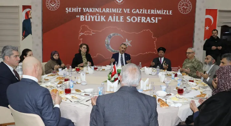 Ağrı Valisi Önder Bozkurt, şehit aileleri ve gazilerle iftarda bir araya geldi