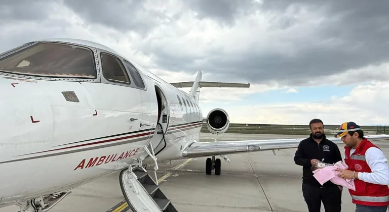 Ağrı'da ambulans uçak bağırsak rahatsızlığı olan bebek için havalandı