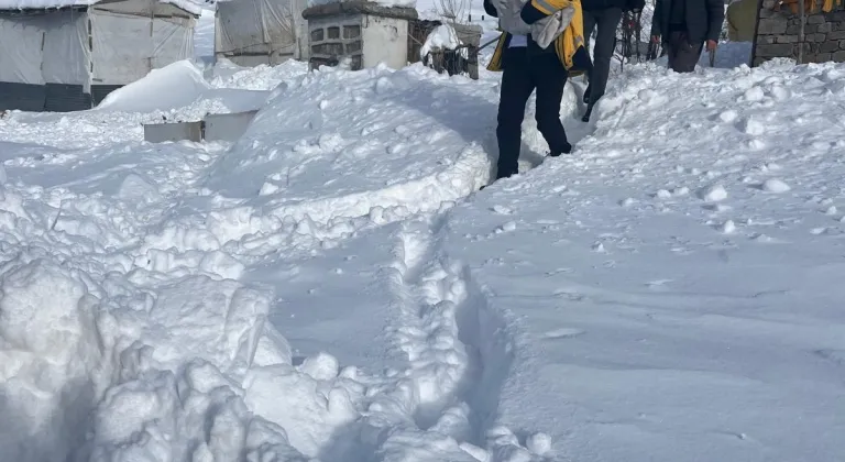 Ağrı'da mezrada doğumu başlayan kadın bebeğini sağlıkçıların yardımıyla dünyaya getirdi