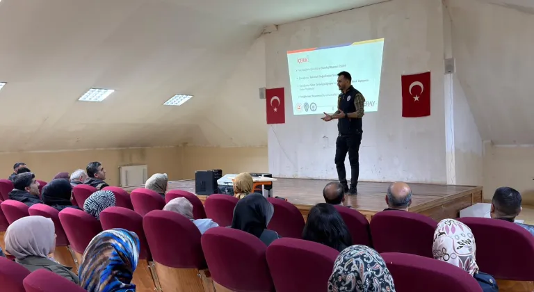 Ağrı'da öğrenci ve velilere siber suçlar ile dijital bağımlılık eğitimi verildi